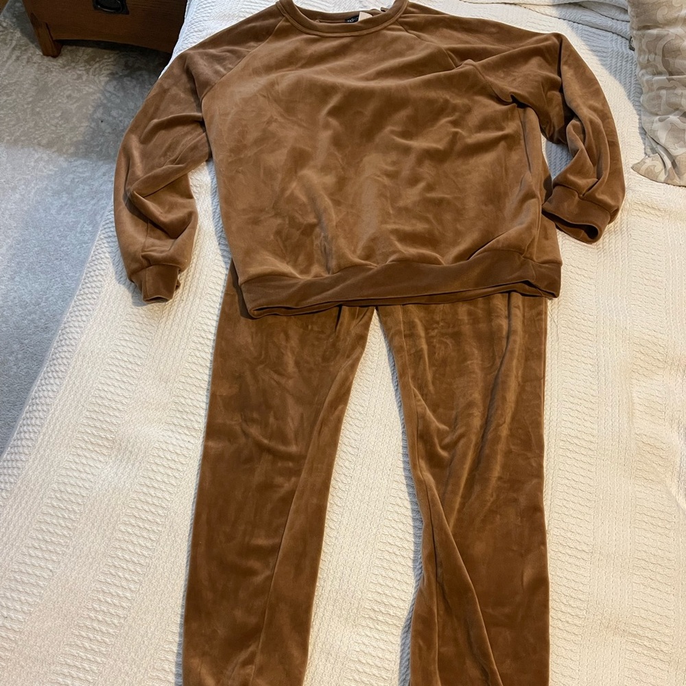 Two piece jogger and sweatshirt set